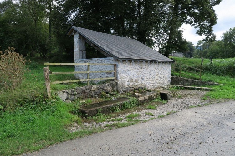 30T 0707944 4778269 Lavoir de Bescat