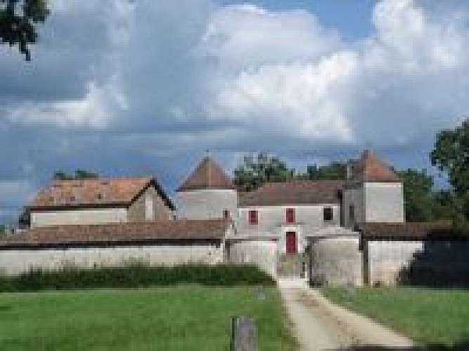 A Belhade, un château, une fontaine guérisseuse et un arbre magique