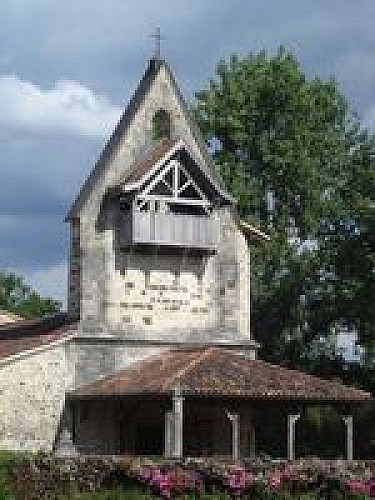 A Belhade, un château, une fontaine guérisseuse et un arbre magique