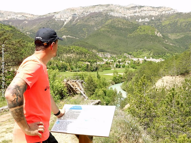 Le sentier la roche et l'eau