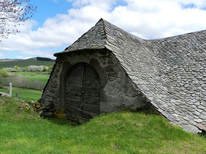 Grange traditionnelle et son toit de lauze