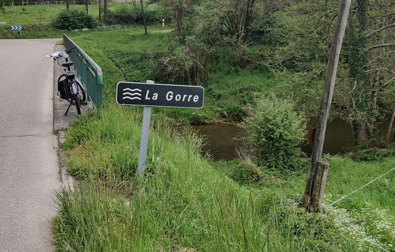 Vélo_sur_le_pont_de_la_Gorre