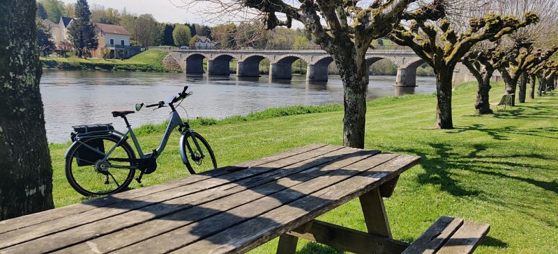 Vélo_pont_Saint_Victurnien_poltourisme