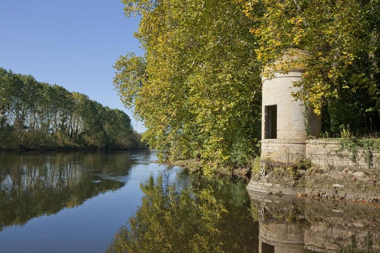 Une tourelle en bord de Vienne permettait de prélever des droits de péage sur la rivière._2