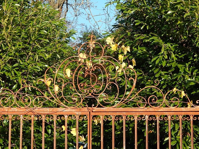 Initiales de la famille de Cursay sur la grille d’accès au chenil du château de Cursay_2