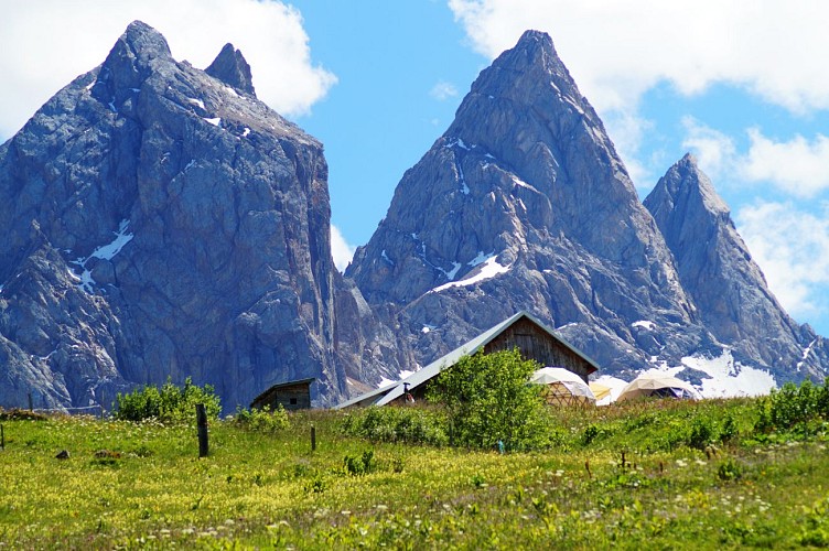 Am Fuße der Aiguilles d'Arves über die Basse du Gerbier