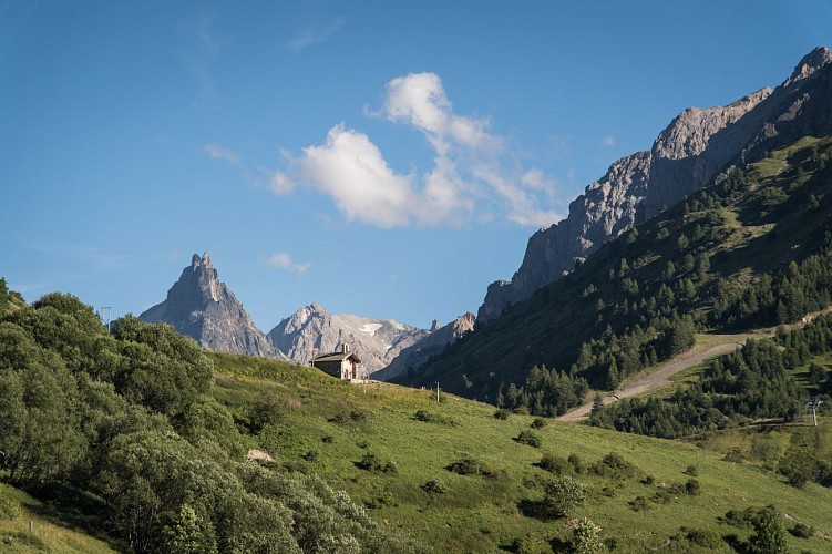 Vue sur l'aiguille noire depuis Geneuil