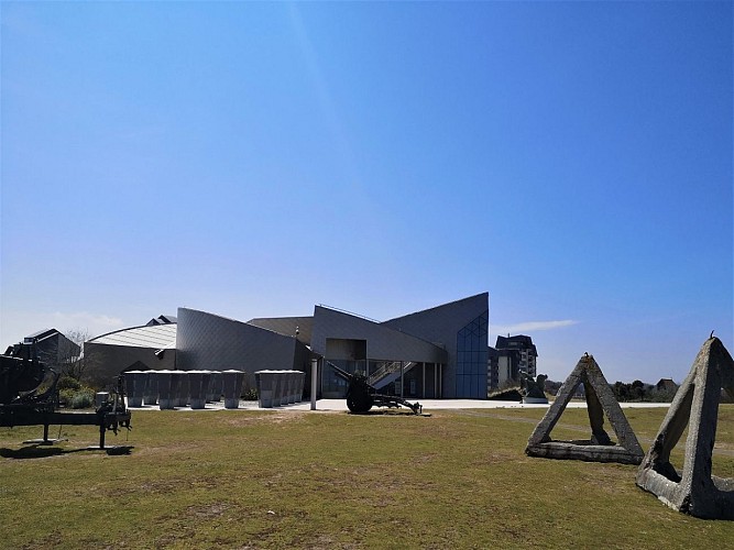 COURSEULLES-SUR-MER-CENTRE-JUNO-BEACH-TETRAEDRES-CANON-PARC-JUNO-CREDIT-NATHALIE-PAPOUIN (1)