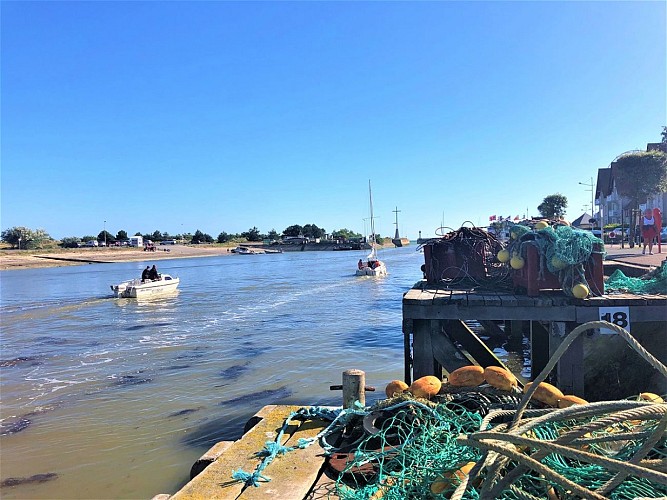 DEPART-POUR-LA-PECHE-BATEAUX-PORT-DE-PECHE-COURSEULLES-SUR-MER-CREDIT-MATHILDE-LELANDAIS (1)