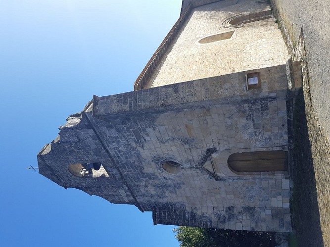 Eglise et parvis de Tillou, point de départ de la balade