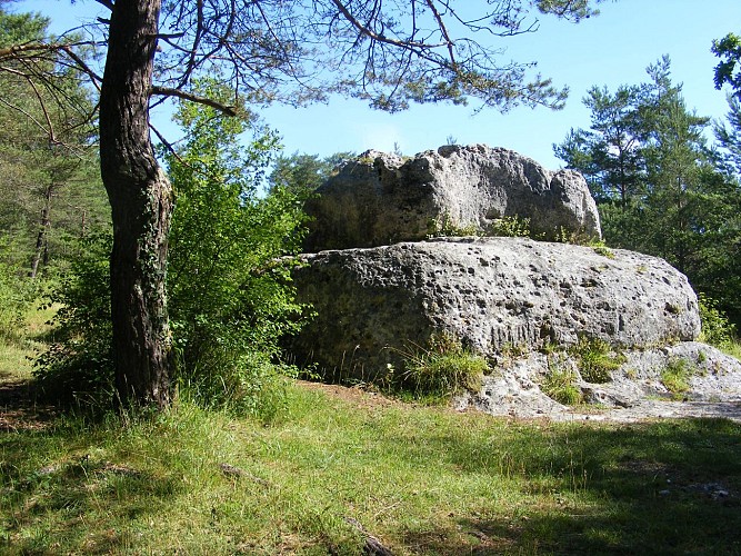 800px-Paussac_Vieux_Breuil_falaise_(2)