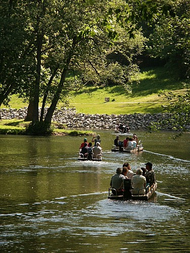 Nismes - Les barques électriques dans les Jardins d'O