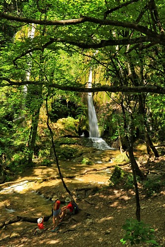 Wandern: Schaltung des Clairefontaine-Wasserfalls