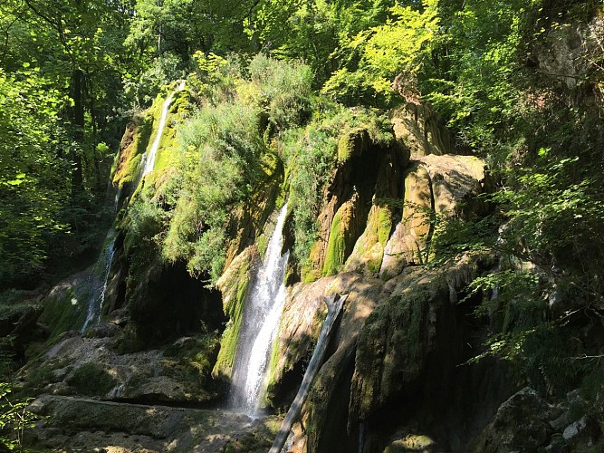 Wandern: Schaltung des Clairefontaine-Wasserfalls