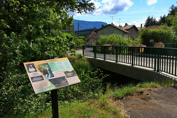 Wandern: Schaltung des Clairefontaine-Wasserfalls