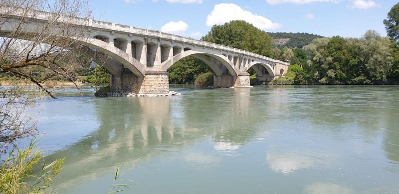 Cycling tour: follow the water, between Rhone and Guiers.