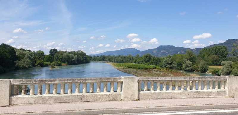 Cycling tour: follow the water, between Rhone and Guiers.