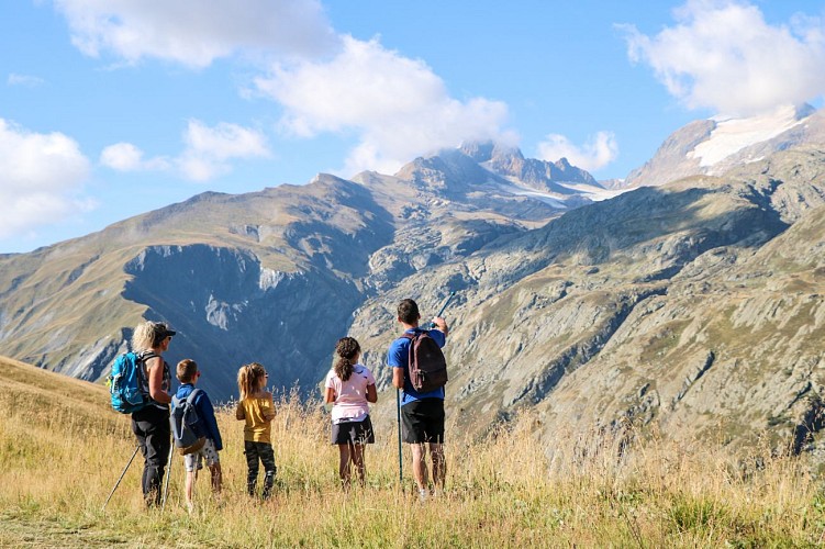 Randonneurs face au Glacier de Saint Sorlin