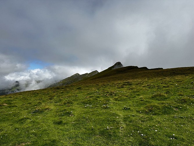 Au premier plan le Rocher d'Aran (1796 m), en second plan l'Ourlenotte (1806 m) et en troisième plan le Pic de l'Ourlène (1813 m).