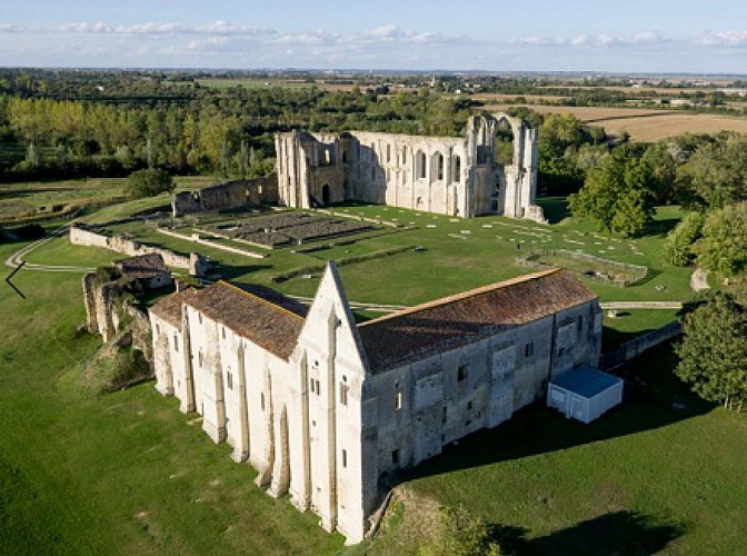 Abbaye de Maillezais vue du ciel