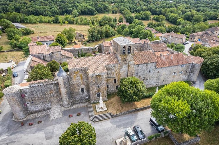 Du Château de Montaigut à Saint-Jean d'Alcas