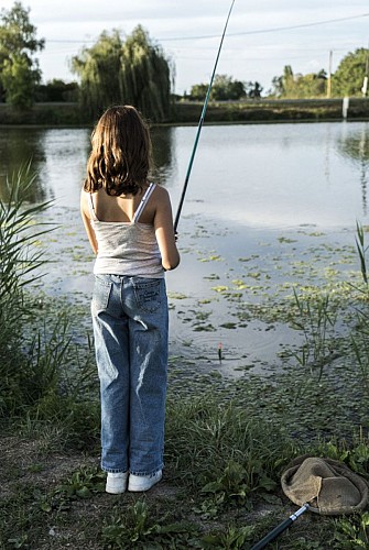 Enfant à la pêche dans le Marais poitevin