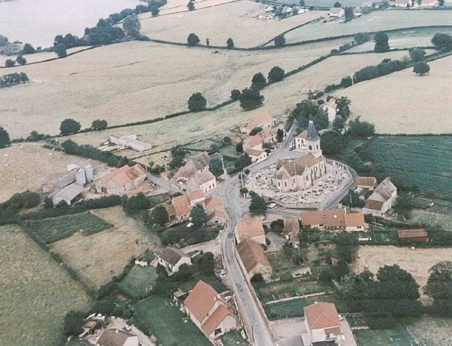 Vue du ciel le Bourg et son cimetière en circulade