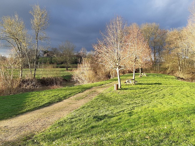 Etang des Baisses et ferme de Bévey