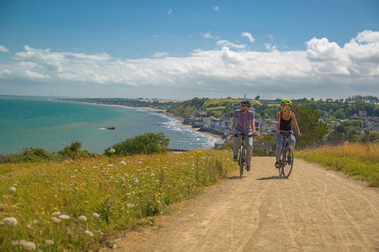 Balade_a_velo_sur_les_falaises_d_Arromanches-Les-Bains-Vincent_Rustuel___Calvados_Attractivite