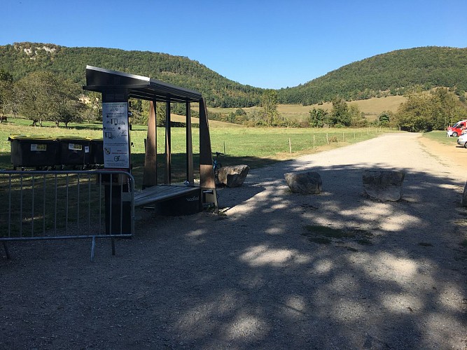 départ parking des cascades de Roquefort avec bornes rechargeables