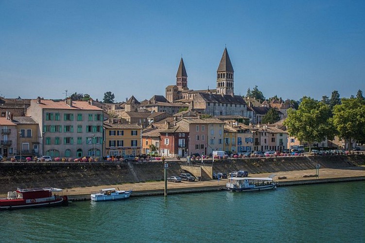 Tournus, la Saône et l'abbaye romane