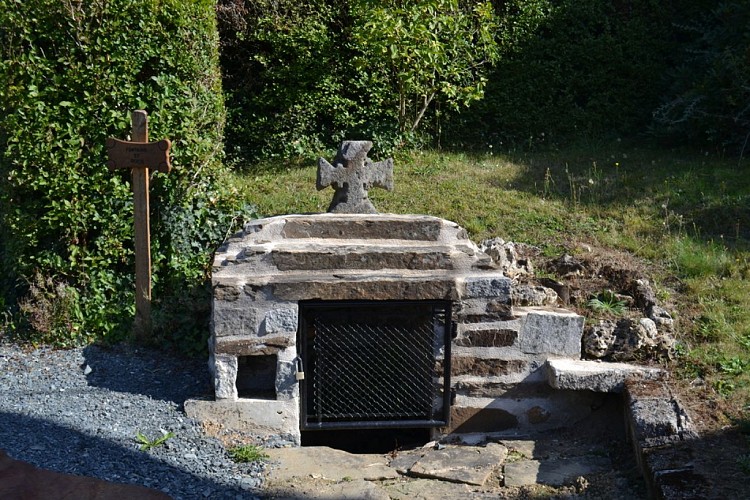 ST Priest les Fougères fontaine 2