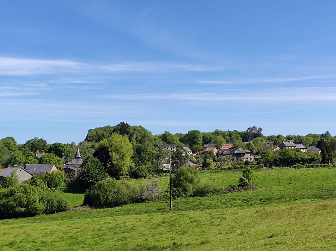 POI 3 - Domps - Vue sur le village de Domps depuis la D30