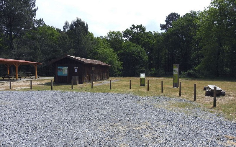 Parking Parcours sportif Jogging Cabane Lentrade