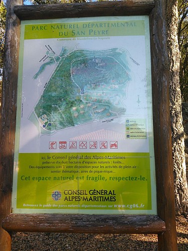 Faisons l'escalade puis le tour du mont San Peyre, un ancien volcan situé à Mandelieu la Napoule 