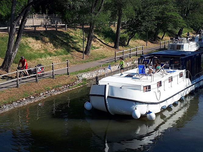 Digoin, navigation sur le canal du Centre