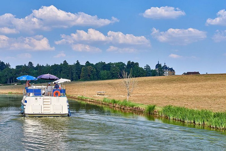 Palinges, navigation sur le canal du Centre et le château de Digoine à l'horizon