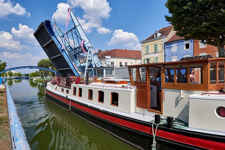 Montceau-les-Mines, le pont levant "pont des oiseaux" sur le canal du Centre
