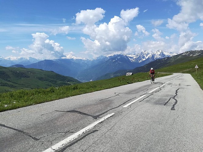 Fietsbeklimming van de Col de la Madeleine aan de kant van Maurienne