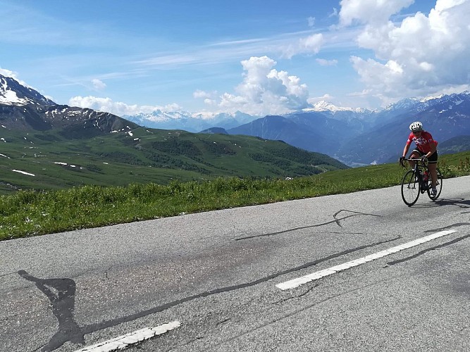 Fietsbeklimming van de Col de la Madeleine aan de kant van Maurienne