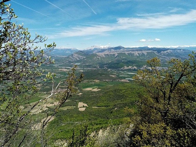 Vue dégagée jusqu'au massif du Dévoluy en arrière plan