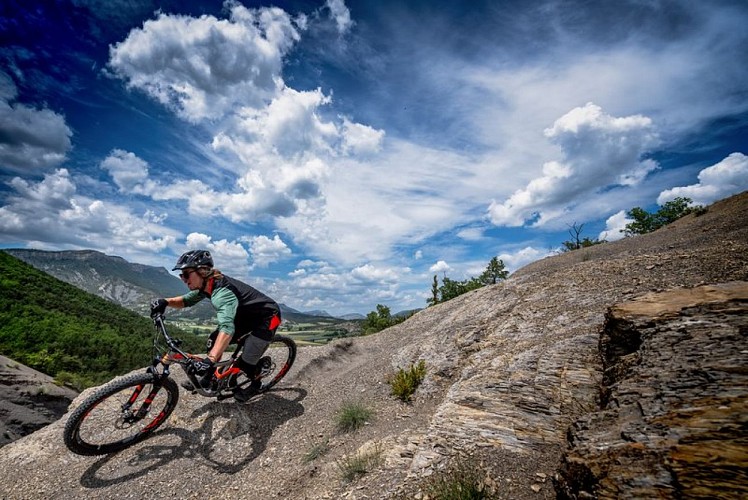 Sur les marnes au pied du Mont Garde