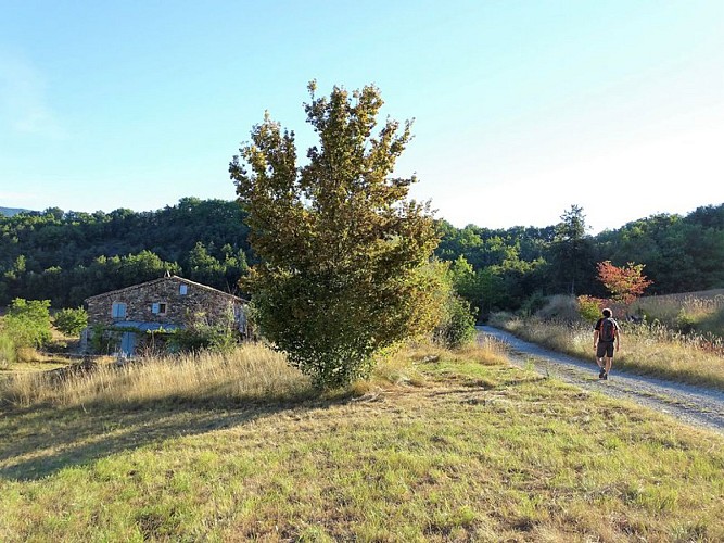 De très belles bâtisses en pierre sur le chemin