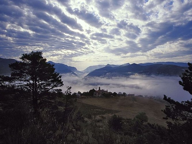 Etoile-Saint-Cyrice sous un ciel impressionnant