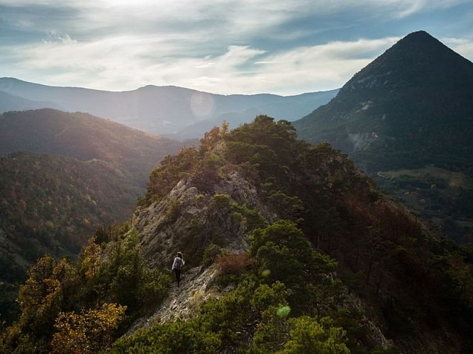 Le sentier passe de col en col et offre une vue panoramique
