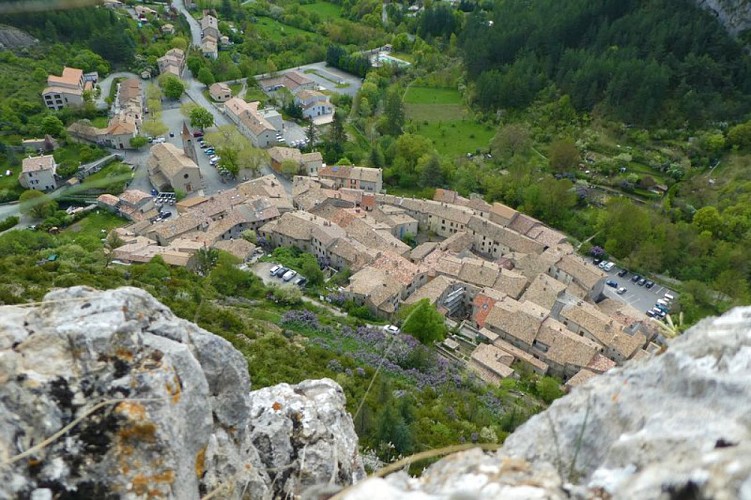 Vue plongeante sur le village d'Orpierre