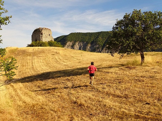 Face à la tour de Melve