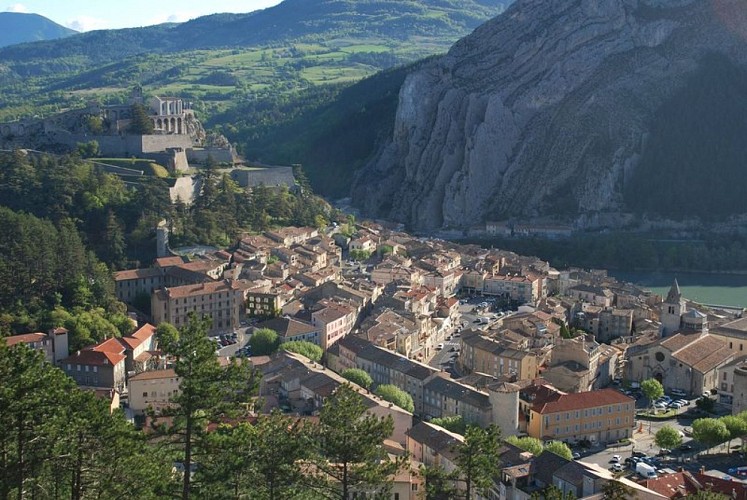 Le sentier surplombe Sisteron