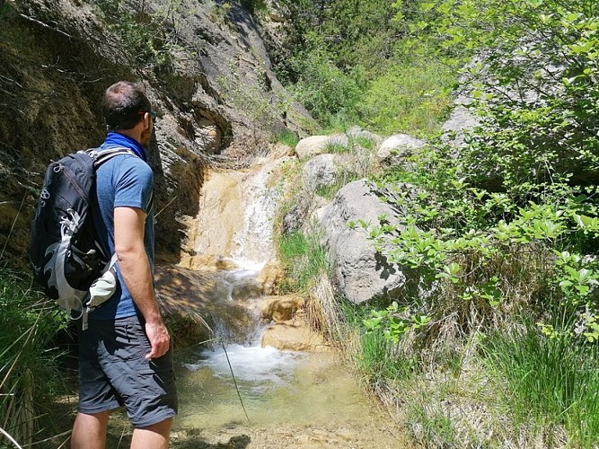 Rivière à traverser en chemin