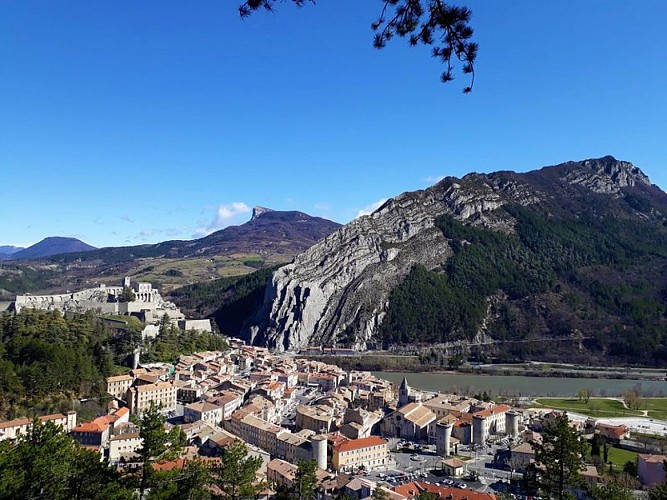 Vue plongeante sur Sisteron